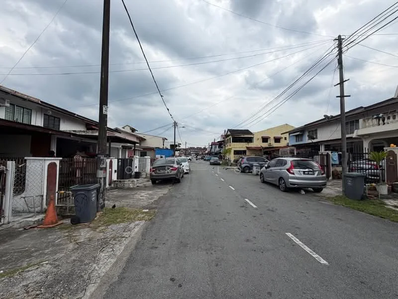 Exterior type: linked terrace house; features: residential street view, two-storey linked terrace houses, paved road, street lighting, utility poles, visible parked cars, front yards with fences, sidewalks, overcast sky; style: traditional.