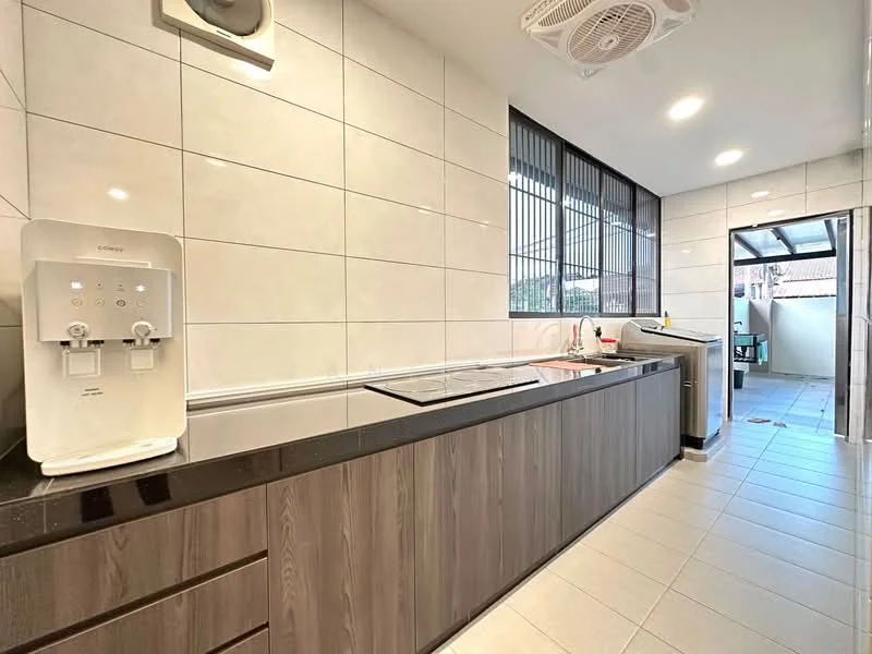 Kitchen features: black granite countertop, wood cabinetry, built-in water dispenser, stainless-steel sink, 4-burner gas hob, wall-mounted exhaust hood, white tiled walls, grey ceramic tile flooring, window with metal grilles, recessed LED downlights, washing machine, open layout to adjacent area; style: modern.