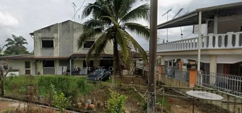 Exterior type: detached bungalow; features: two-storey building, concrete facade, flat roof, palm tree in front yard, manicured lawn, fenced yard, outdoor area with gravel, visible antennas on roof; style: traditional.