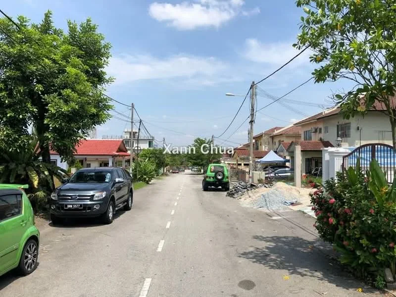 Exterior type: linked terrace house; features: residential street view, paved road, greenery along the roadside, single-storey houses, parked vehicles, utility poles, clear blue sky; style: modern.