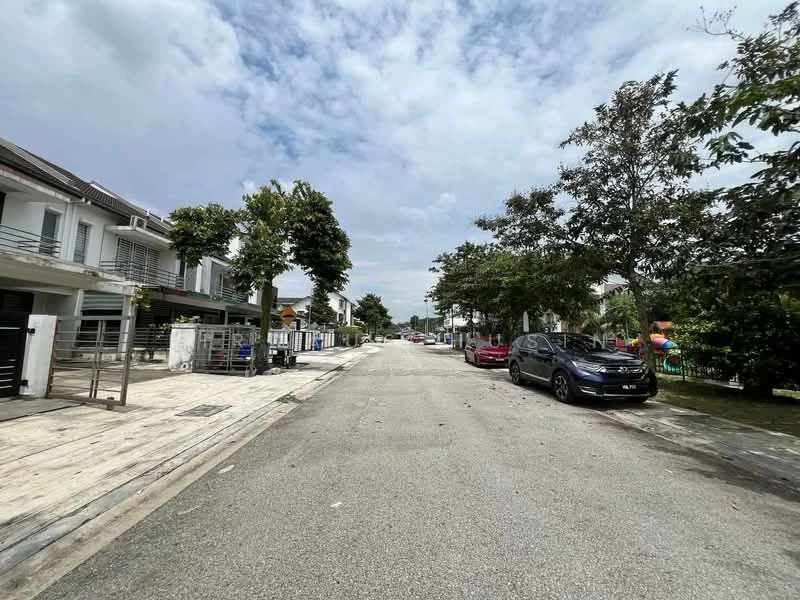 Exterior type: linked terrace house; features: paved road, sidewalks, street trees, residential parking, front yards, two-storey houses, manicured landscaping, visible cars parked along the street; style: modern.