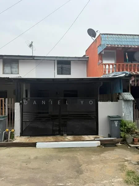 Exterior type: linked terrace house; features: flat roof, metal roofing, white painted facade, orange painted facade, black metal gate, paved driveway, outdoor plants in pots, satellite dish on roof, fence separating properties, covered porch area; style: modern.