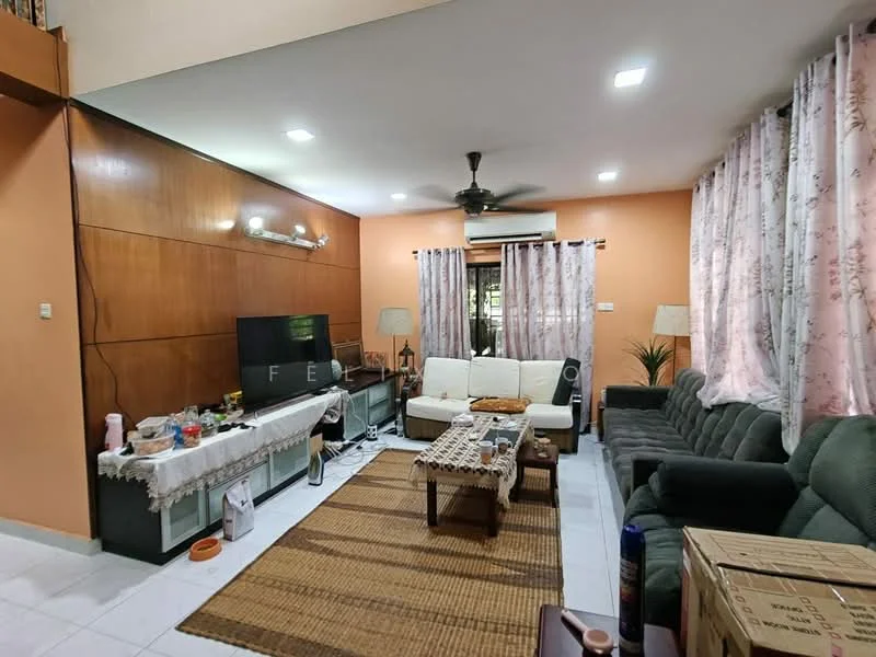 Living features: orange painted walls, wood paneling, white ceiling, recessed LED downlights, 5-blade ceiling fan, 2-seater fabric sofa in white, 3-seater fabric sofa in dark green, coffee table, TV console, wall-mounted TV, area rug with natural fibers, curtains with floral pattern, decorative plants, decorative lamps; style: contemporary.