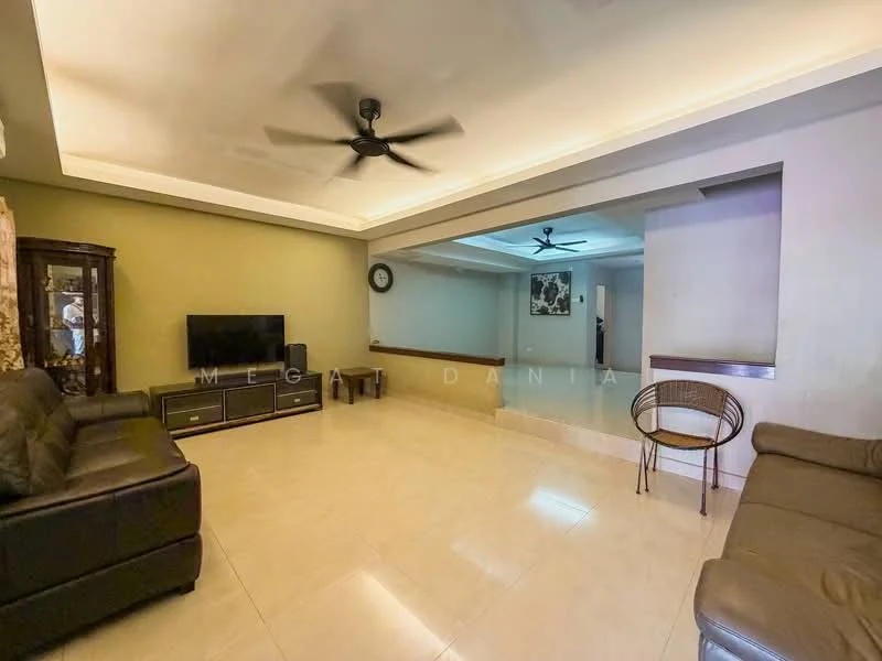 Living features: cream painted walls, tray ceiling with recessed lighting, floor-to-ceiling mirror, 2-seater leather sofa in dark brown, 3-seater fabric sofa in dark brown, TV console, wall-mounted TV, ceiling fan, tile flooring, decorative wall clock, area rug; style: modern.