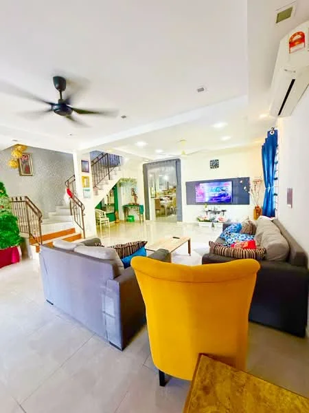 Living features: 5-blade ceiling fan with light, sofa in grey fabric, armchair in yellow fabric, coffee table, wall-mounted TV, decorative cushions, area rug, tile flooring, recessed downlights, curtains in blue fabric, open staircase, wall art, greenery in pot; style: modern.
