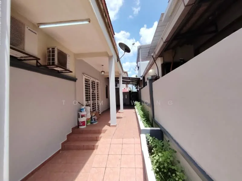 Exterior type: linked terrace house; features: tiled walkway, white painted walls, air conditioning units, outdoor lighting fixtures, garden area with plants, steps leading to entrance, fenced side area, satellite dish, clear blue sky; style: modern.