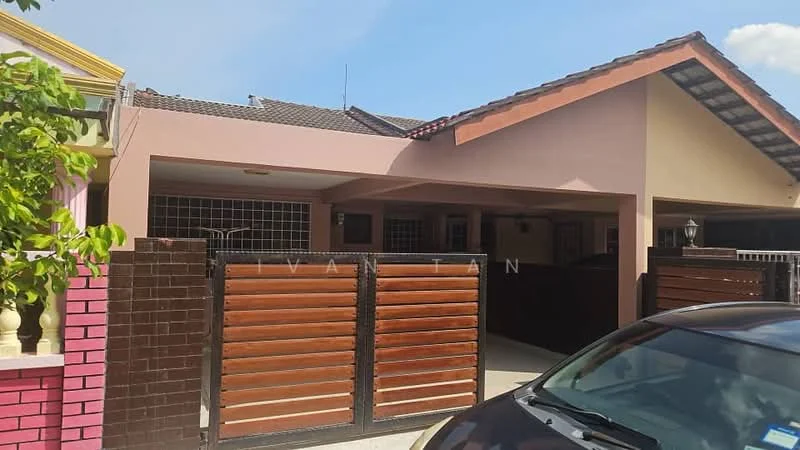 Exterior type: linked terrace house; features: pink painted facade, brown wooden gate, single-storey, tiled roof, manicured lawn, paved driveway, front porch, fence with brick wall, visible car parked in driveway; style: modern.