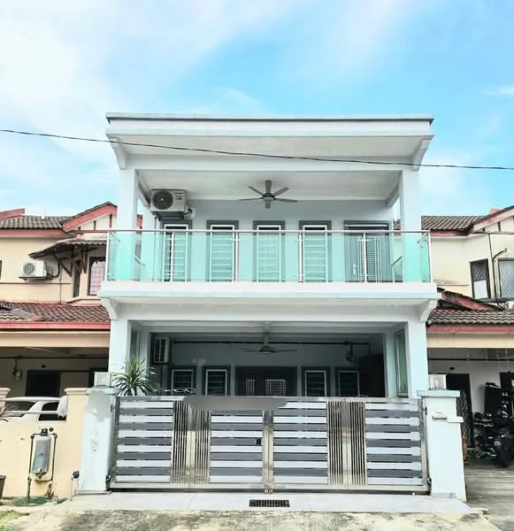 Exterior type: linked terrace house; features: white painted facade, glass balcony railing, pitched tile roof, 2-storey structure, 1 wall-mounted split AC unit, ceiling fan on balcony, double-volume main entrance, manicured lawn in front, grey wooden gate, driveway with interlocking pavers; style: modern.