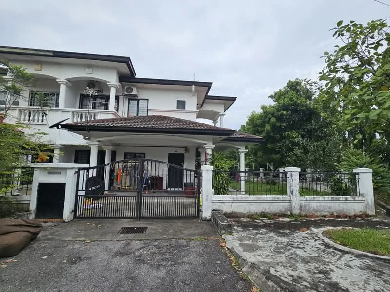 Exterior type: detached bungalow; features: two-storey building, white painted facade, pitched tile roof, black wrought iron gate, manicured lawn, paved driveway, surrounded by greenery, front porch with columns, balcony on upper floor, fenced perimeter; style: modern.