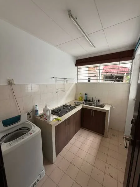 Kitchen features: white tiled walls, light beige tiled flooring, L-shaped countertop, brown wooden cabinetry, single-bowl stainless-steel sink, chrome pull-down faucet, 4-burner gas hob, washing machine, window with metal grilles, overhead fluorescent lighting; style: modern.