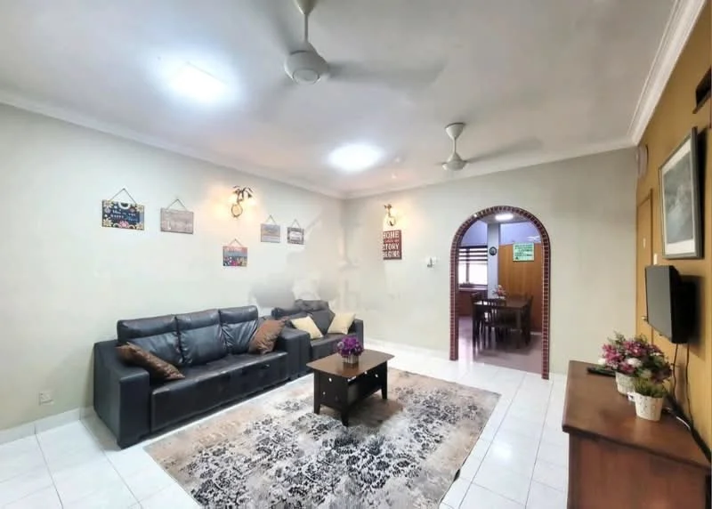 Living features: 3-seater black leather sofa, 2 decorative cushions, coffee table with dark wood finish, area rug with geometric pattern, wall-mounted TV, ceiling fan with light, recessed ceiling lights, white painted walls, tile flooring, decorative wall art, wooden console table, houseplants in ceramic pots; style: modern.