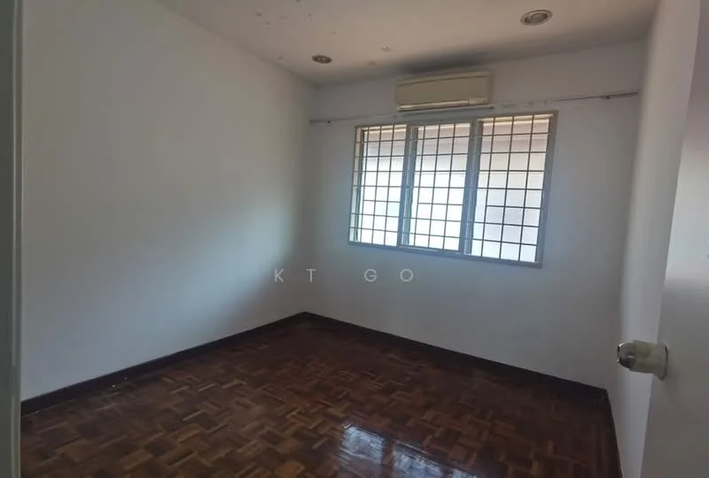 Room features: white painted walls, parquet wood flooring, 1 wall-mounted split AC, 2 windows with grid pattern, ceiling with recessed lights.