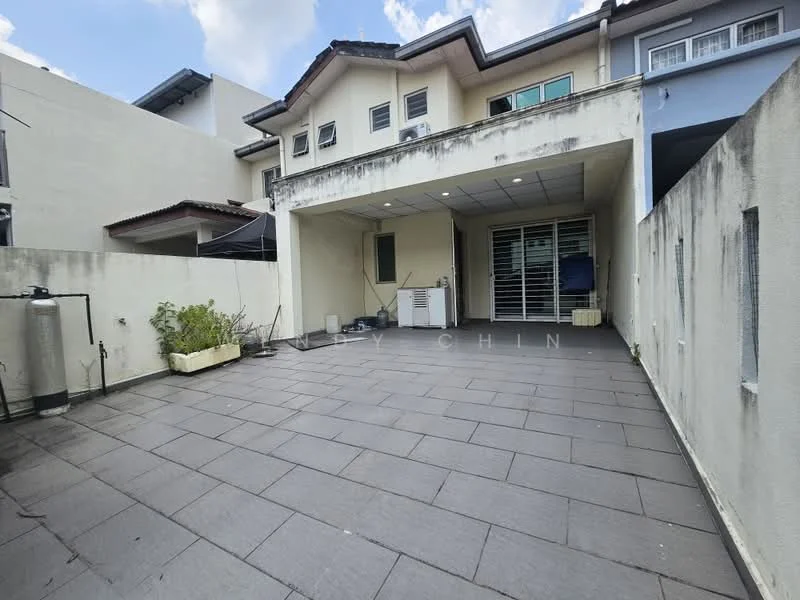 Exterior type: linked terrace house; features: paved outdoor area, covered patio, white painted walls, sliding glass door, outdoor water tank, garden planter, single-storey, roof overhang; style: modern.