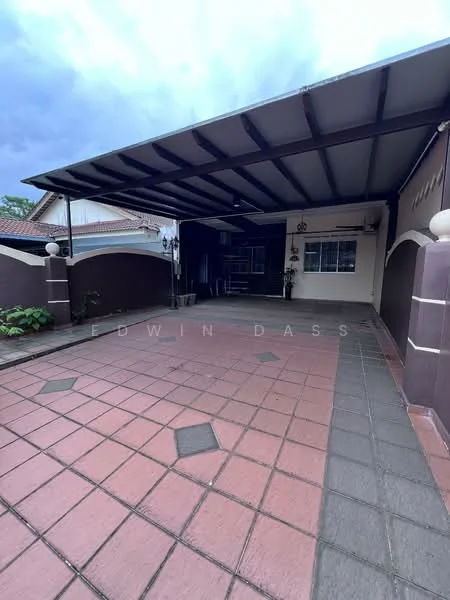 Exterior type: car porch; features: covered car porch, interlocking paver flooring, decorative wall with light fixtures, manicured plants, single-storey house, metal roof, side wall with decorative elements; style: modern.