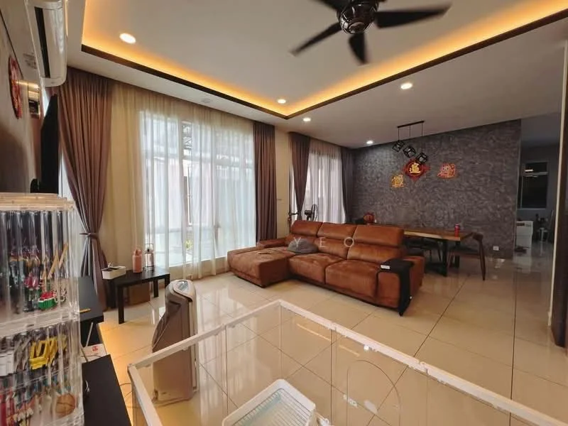 Living features: L-shape sectional sofa in brown leather, coffee table, wall-mounted TV, area rug, floor-to-ceiling windows, sheer curtains, recessed downlights, ceiling fan, decorative wall with grey wallpaper, dining table, tile flooring, air conditioning unit; style: modern; view: garden.