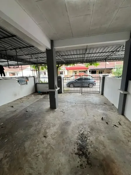 Exterior type: linked terrace house; features: concrete flooring, metal roof, open car porch, fenced perimeter, exposed concrete walls, two support columns, front gate, surrounding residential area; style: modern.
