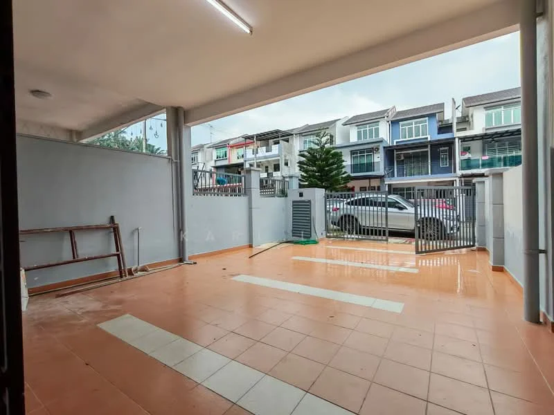Exterior type: linked terrace house; features: paved flooring, fenced perimeter, gate access, car parking space, adjacent houses visible, manicured landscaping, outdoor area, covered entrance; style: modern.