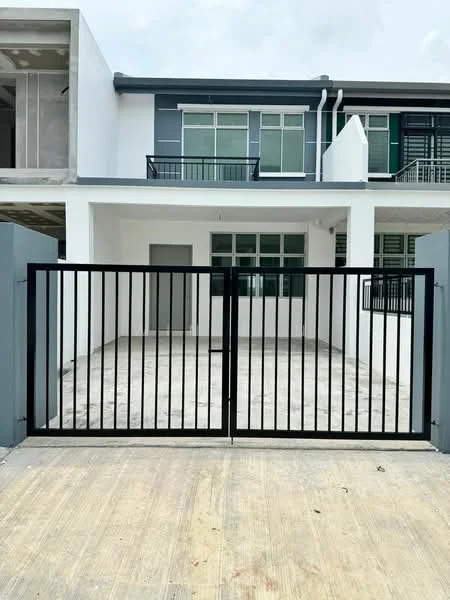 Exterior type: linked terrace house; features: black metal gate, concrete driveway, white painted facade, grey accent wall, large windows, balcony on upper floor, unfinished exterior, two-storey structure; style: modern.