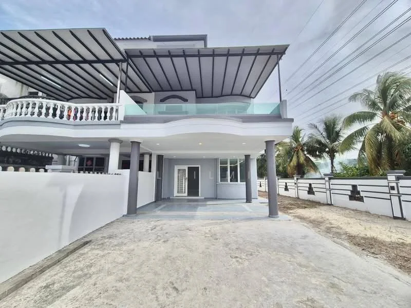 Exterior type: detached bungalow; features: white painted facade, flat roof with overhang, balcony with glass railing, paved driveway, manicured lawn, surrounded by palm trees, front porch with columns, large windows, main entrance door with glass panel, fenced perimeter; style: modern.
