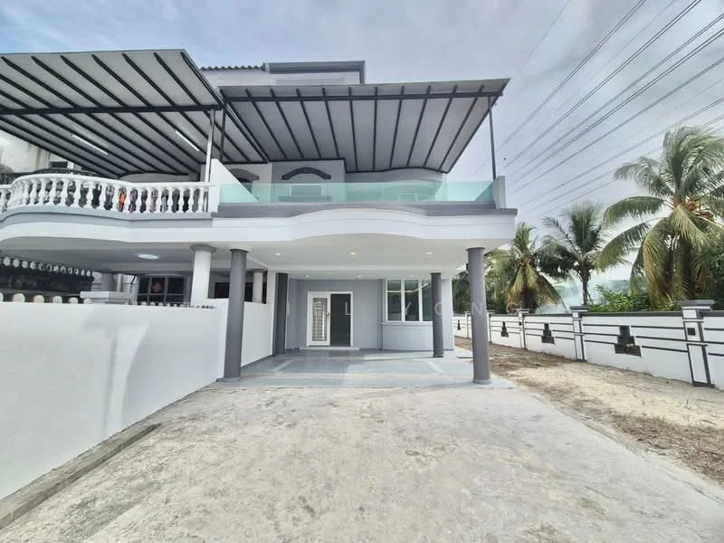 Exterior type: detached bungalow; features: white painted facade, flat roof with overhang, glass balcony railing, paved driveway, manicured lawn, palm trees, covered porch, large windows, main entrance door, decorative columns; style: modern.