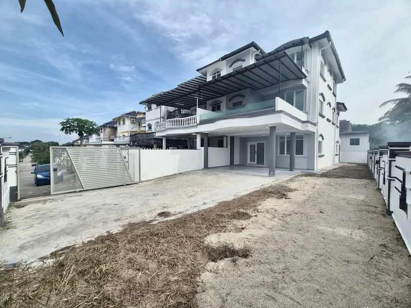 Exterior type: detached bungalow; features: two-storey building, white painted facade, grey accent walls, flat roof, covered car porch, manicured lawn area, surrounded by fencing, driveway with gravel surface, pergola overhang, balcony on upper floor, multiple windows, landscaped garden area; style: modern.