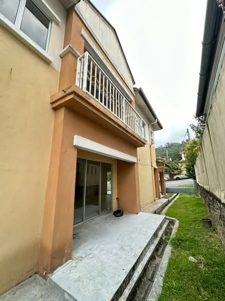 Exterior type: linked terrace house; features: orange painted facade, balcony with railing, sliding glass doors, concrete steps, manicured lawn, surrounded by greenery; style: modern.