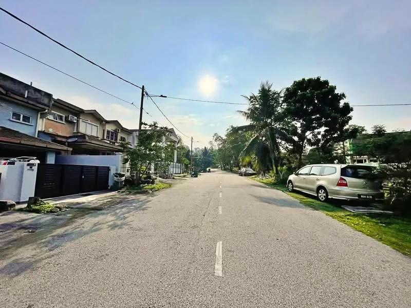 Exterior type: linked terrace house; features: paved road, street lined with palm trees, residential houses on both sides, well-maintained lawns, visible parked cars, clear blue sky, sunlight casting shadows; style: modern.