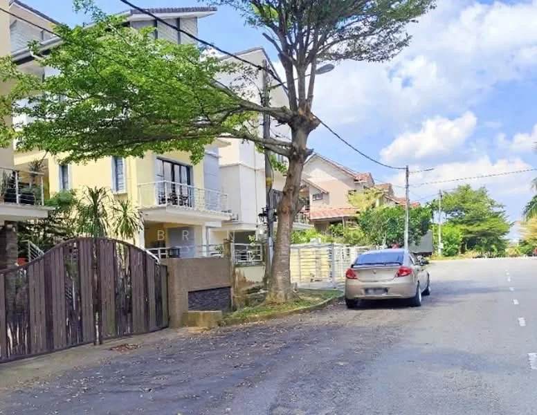 Exterior type: linked terrace house; features: white painted facade, two-storey building, balconies on upper floor, manicured lawn, mature trees, paved driveway, street view, surrounded by residential houses; style: modern.