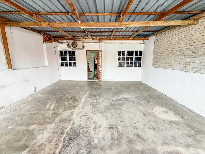 Room features: exposed wooden beams, metal roof, white painted walls, concrete flooring, windows with metal grilles, open layout, brick wall, air conditioning unit; style: industrial.