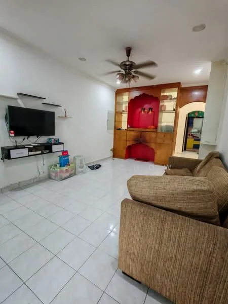 Living features: white painted walls, ceramic tile flooring, 5-blade ceiling fan with light, wall-mounted TV, TV console, two beige fabric armchairs, wooden display cabinet with red backing, decorative shelving, open space layout; style: modern.