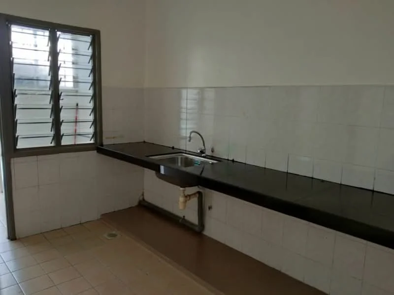 Kitchen features: single-bowl stainless-steel sink, chrome pull-down faucet, black countertop, white tiled backsplash, white tiled walls, light beige floor tiles, window with horizontal slats, under-sink plumbing.