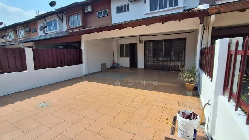 Exterior type: linked terrace house; features: paved outdoor area, covered porch, white painted walls, red wooden fence, sliding glass door, outdoor planter, exposed brick wall, outdoor lighting, roof overhang, access to indoor space; style: modern.