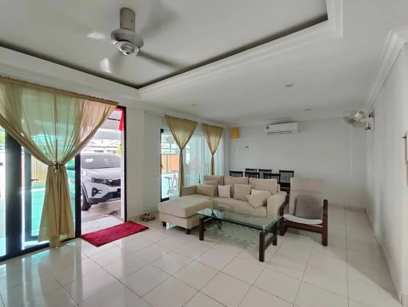 Living features: white painted walls, glossy white tile flooring, tray ceiling, 5-blade ceiling fan, floor-to-ceiling windows, sliding glass door, sheer curtains, light-colored sectional sofa, glass coffee table, dining table with chairs, red area rug, air conditioning unit; style: modern; view: pool.