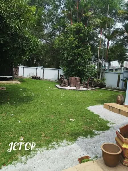 Exterior type: landscape garden; features: manicured lawn, mature trees, gravel pathway, wooden seating area, stone seating, fenced perimeter, potted plants, surrounded by greenery; style: tropical-modern.