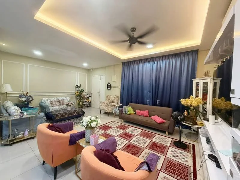 Living features: sofa in brown fabric, 2 orange armchairs, coffee table with decorative items, area rug with geometric pattern, ceiling fan, recessed lighting, curtains in dark blue, wall-mounted TV, decorative cabinet, floral patterned armchair, wall paneling, decorative plants; style: modern.