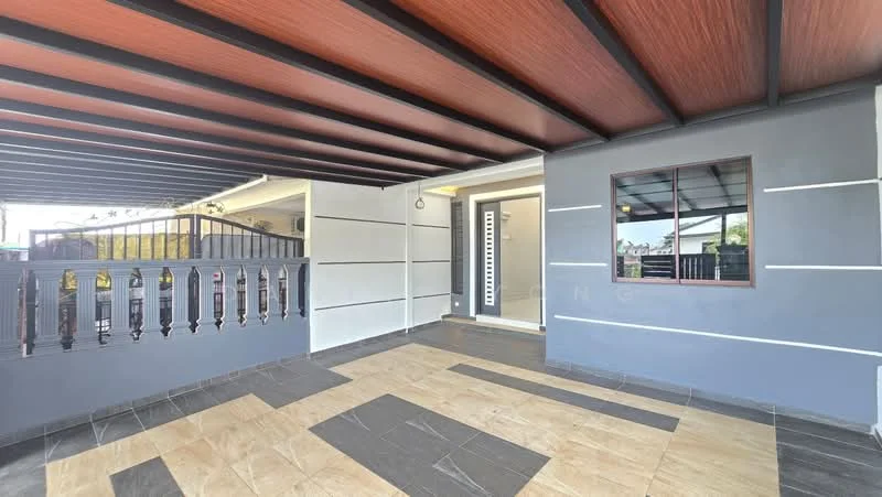 Exterior type: detached bungalow; features: covered porch, wooden ceiling with beams, grey painted facade, white painted walls, slate tile flooring, balustrade with decorative railing, front door with vertical slats, large window with grid pattern; style: modern.