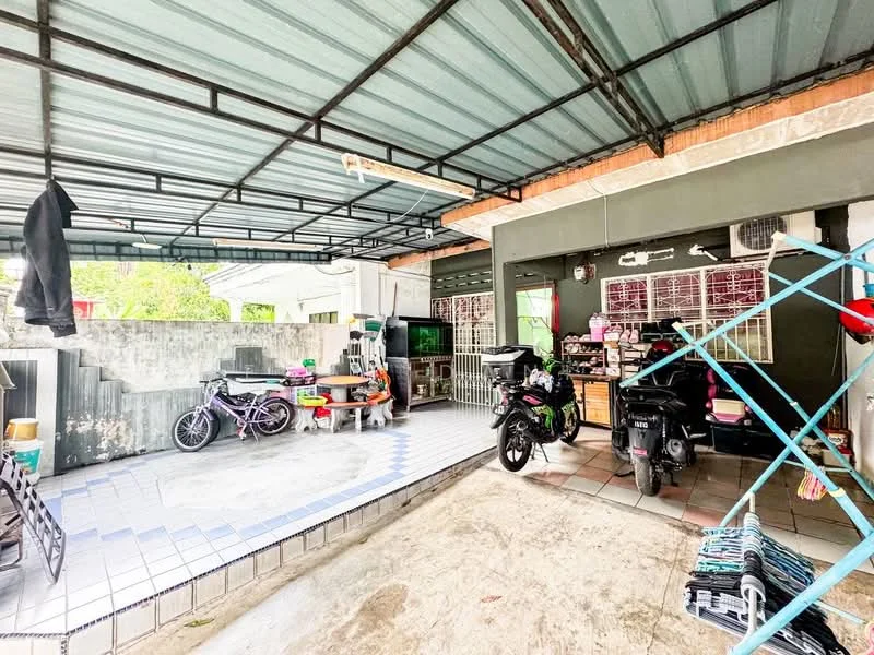 Exterior type: linked terrace house; features: covered car porch, concrete flooring, metal roof, exposed brick wall, bicycle parking, motorcycle parking, outdoor storage area, laundry drying rack, garden area, open layout, access to interior space; style: modern.