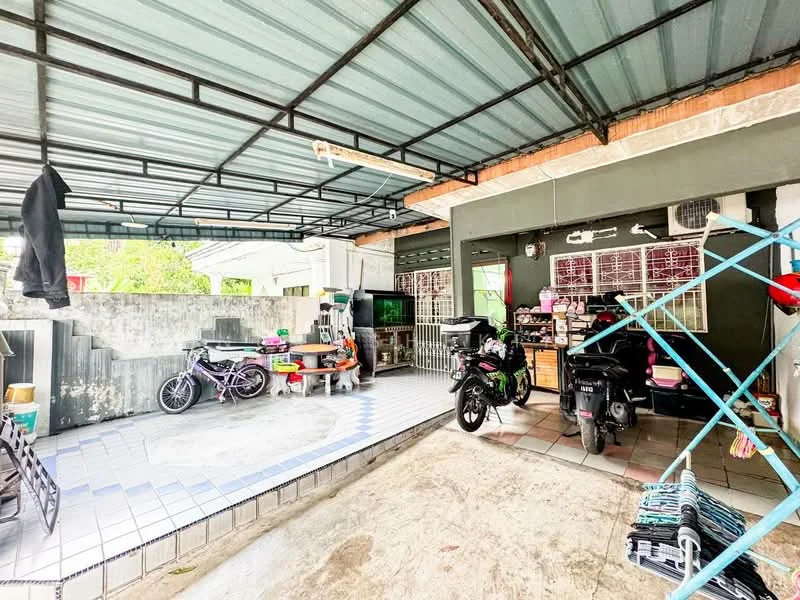 Exterior type: linked terrace house; features: covered car porch, concrete flooring, metal roof, bicycle parking area, outdoor storage space, fenced perimeter, visible garden area, utility area with washing line; style: modern.