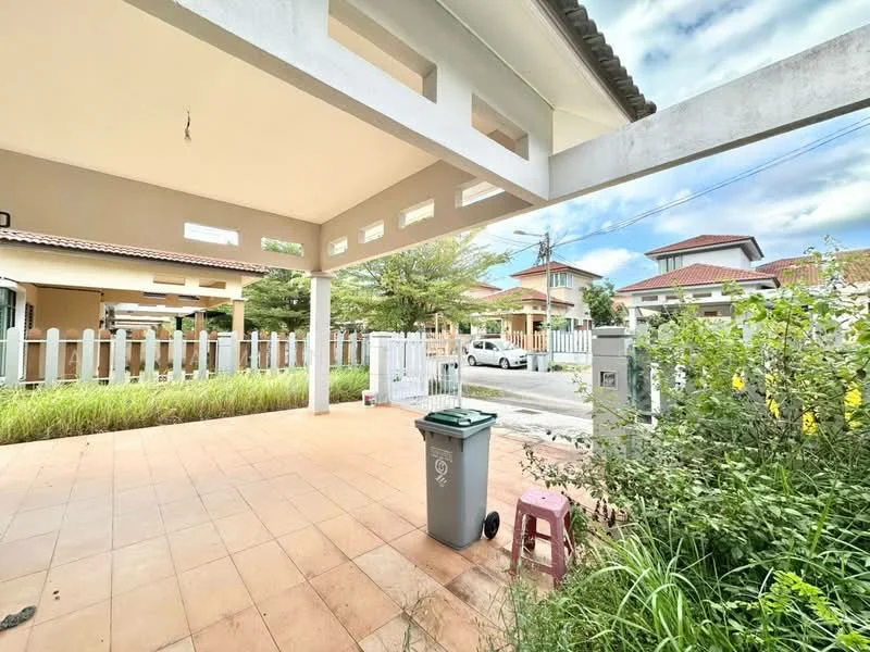 Exterior type: linked terrace house; features: paved flooring, white painted facade, overhang roof, fenced perimeter, manicured lawn, surrounding greenery, visible street view, outdoor garbage bin, pink stool, natural light from windows; style: modern.