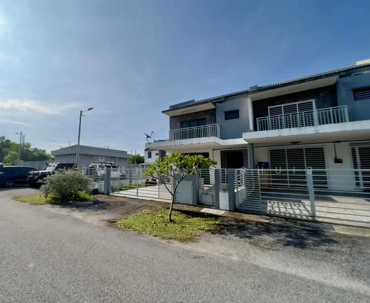 Exterior type: linked terrace house; features: two-storey building, white painted facade, balconies on upper floor, metal railing on balconies, concrete driveway, manicured lawn, landscaped garden with small tree, street view with clear sky, parking space in front, surrounded by residential area; style: modern.