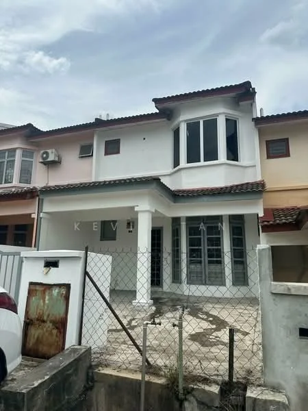 Exterior type: linked terrace house; features: white painted facade, red tiled roof, front porch with columns, large bay window, fenced yard, concrete pathway, single-storey, surrounded by other linked terrace houses; style: modern.