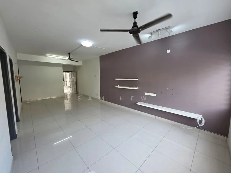 Living features: white painted walls, grey accent wall, glossy tile flooring, 5-blade ceiling fan, recessed downlights, wall-mounted shelves, large window for natural light, open layout; style: modern.
