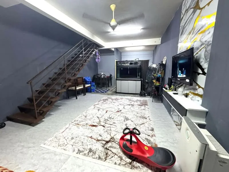 Living features: grey painted walls, exposed concrete wall with marble pattern, laminate flooring, 5-blade ceiling fan, wall-mounted TV, freestanding TV cabinet, area rug with marble pattern, staircase with metal railing, sofa, decorative items on shelves; style: modern.