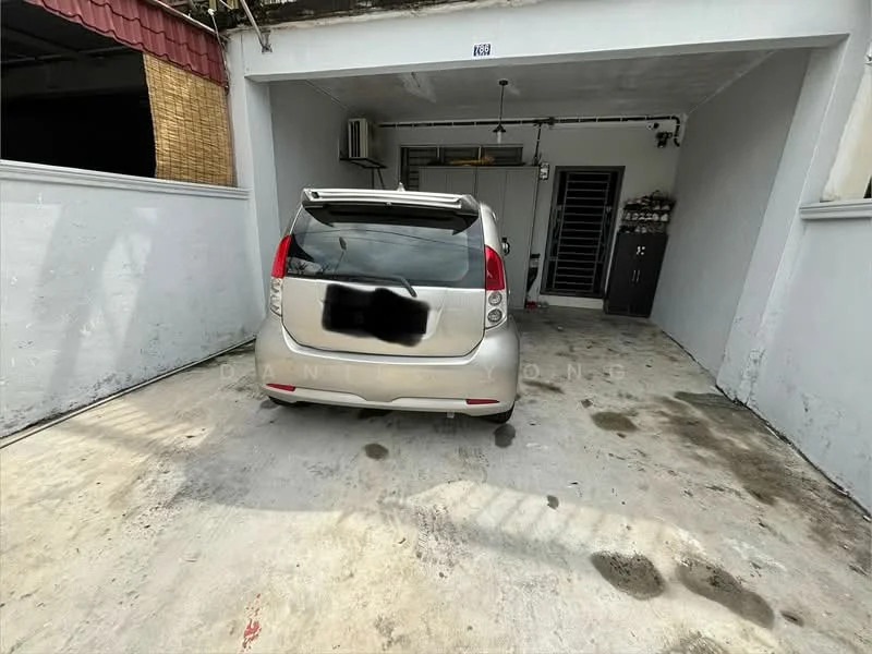 Exterior type: car porch; features: concrete flooring, single-car parking space, covered car porch, wall-mounted air conditioning unit, metal gate, exterior wall with white paint, drainage system visible, light fixture hanging from ceiling; style: modern.