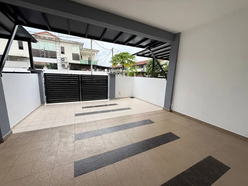 Exterior type: linked terrace house; features: paved flooring with dark and light tiles, white painted walls, metal gate, overhead roof structure, surrounded by low walls, open space, access to street view; style: modern.