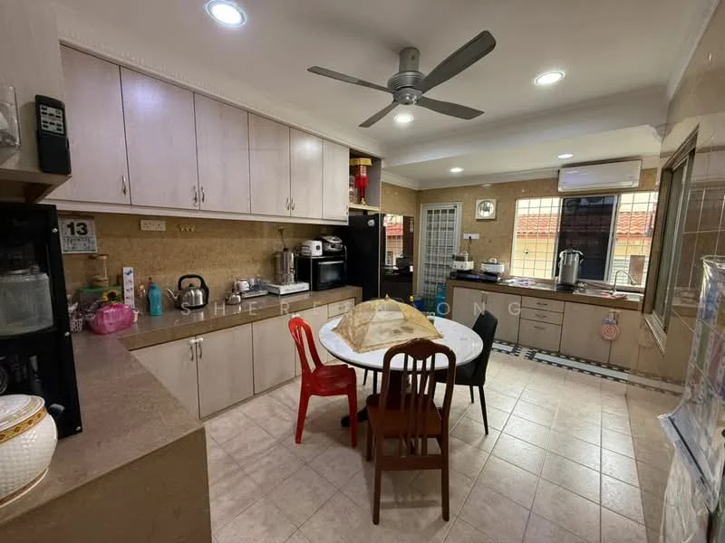 Kitchen features: light-colored cabinetry, granite countertop, stainless-steel sink, chrome pull-down faucet, built-in microwave, freestanding range oven, stainless-steel kettle, refrigerator, ceiling fan with light, recessed downlights, dining table with four chairs, tile flooring, window with blinds, wall-mounted air conditioning unit; style: modern.
