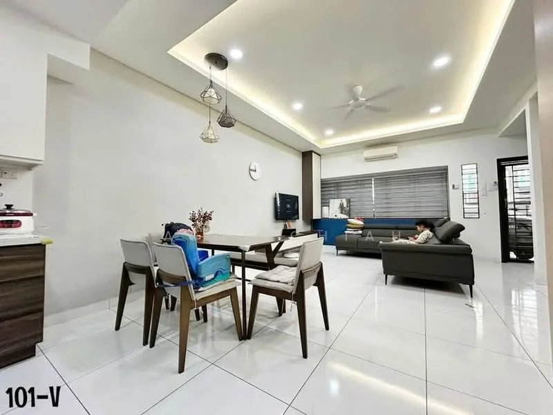 Living features: white painted walls, glossy white tile flooring, tray ceiling with recessed lighting, 5-blade ceiling fan, wall-mounted TV, sofa in dark grey, coffee table, dining table with 4 chairs, decorative wall clock, large window with blinds, air conditioning unit; style: modern.