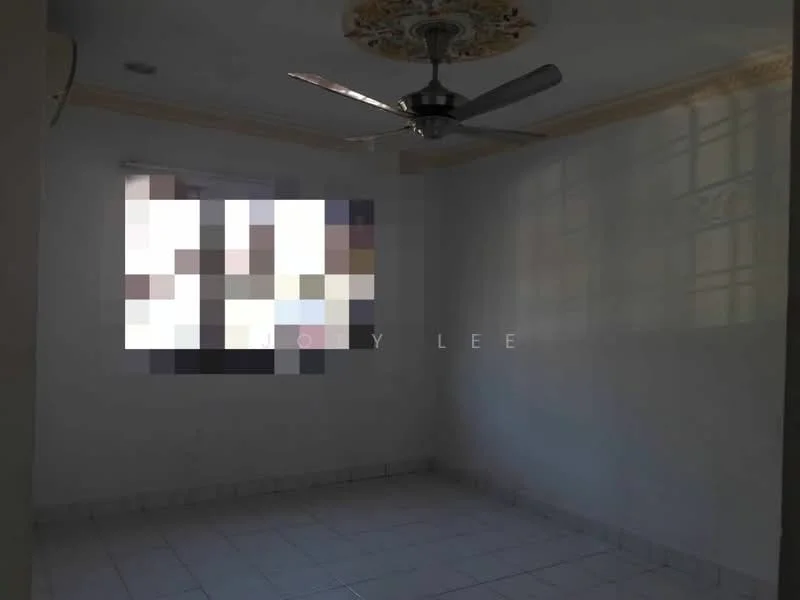Room features: white painted walls, ceiling with decorative plaster, floor tiles, window with natural light, 1 ceiling fan.