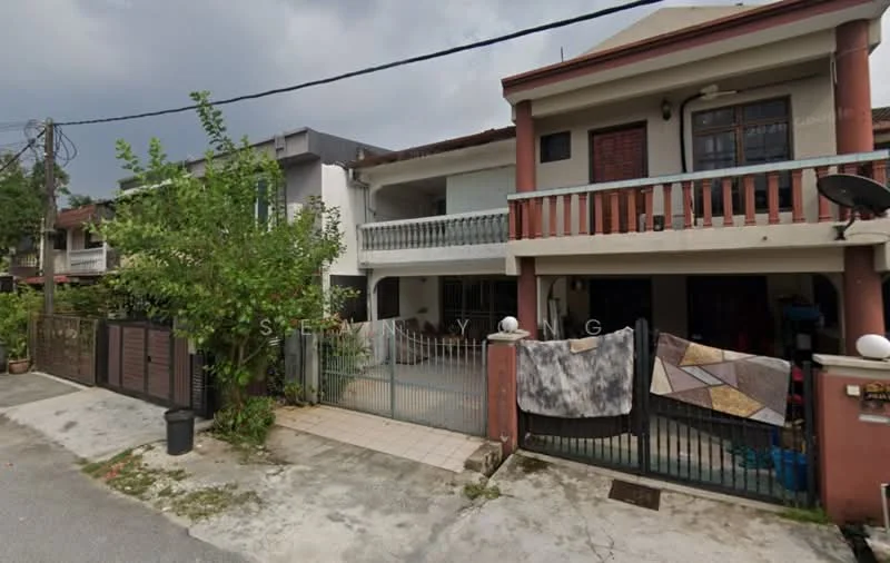 Exterior type: linked terrace house; features: two-storey building, white painted facade, balconies on the upper floor, metal gate at entrance, paved walkway, fenced front yard, landscaped garden with shrubs, clothes hanging on the balcony, satellite dish on the roof, grey tiled roof; style: modern.