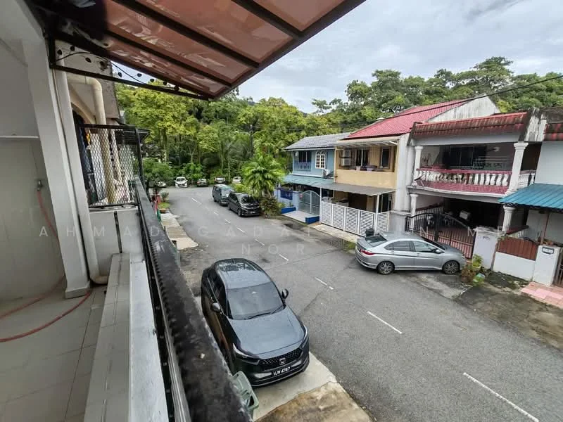 Exterior type: linked terrace house; features: paved driveway, two-storey houses, green landscaping, mature trees, car parking spaces, balconies on upper floors, street view, surrounded by greenery; style: modern.